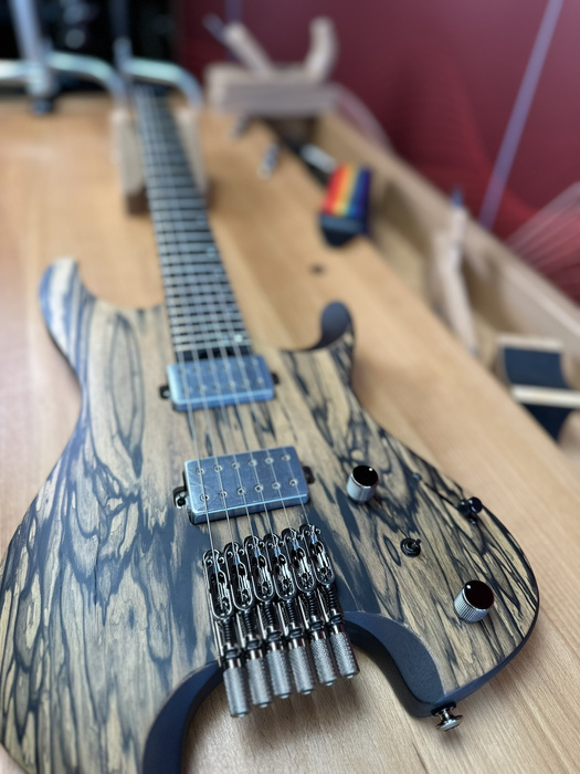 Ibanez Q52PE-NTF Quest Series kopflose E-Gitarre mit Koffer, limitierte Auflage